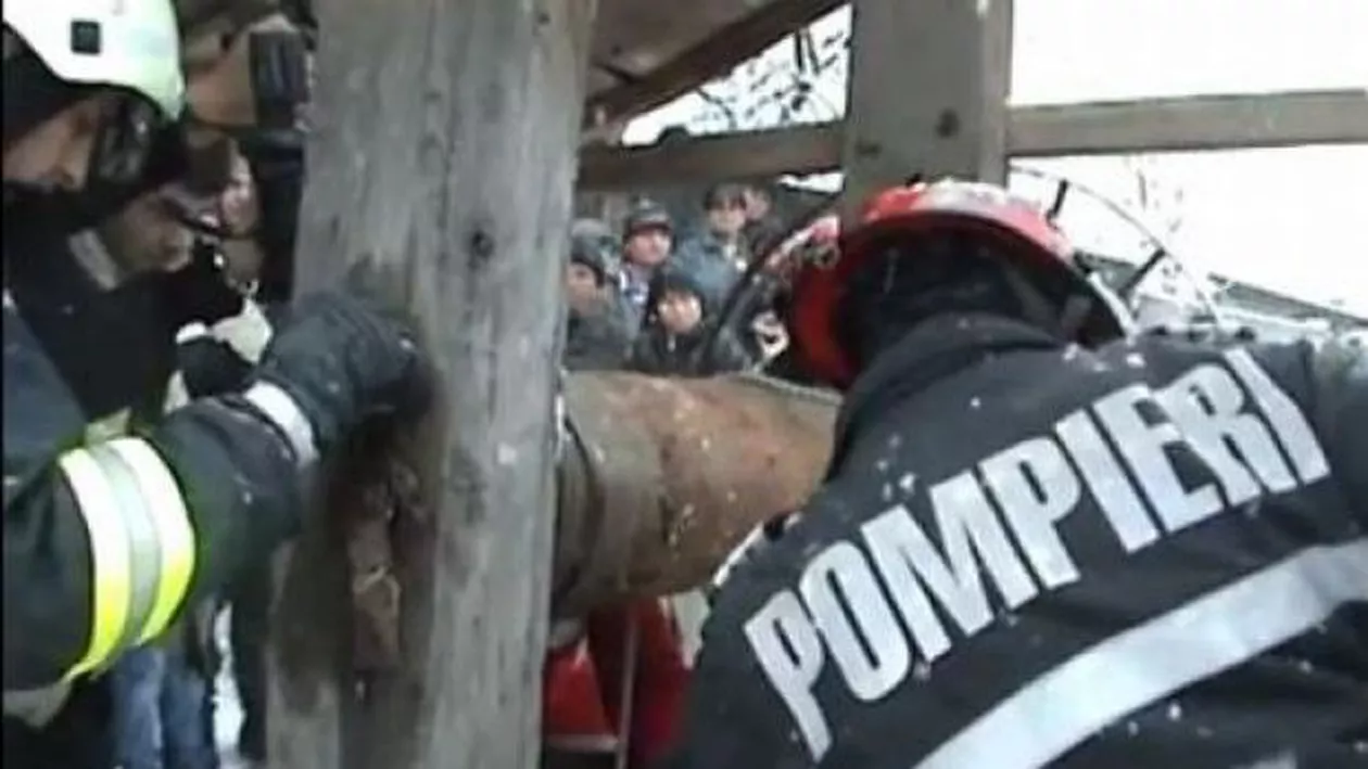 Vaslui: O femeie de 36 de ani a căzut într-o fântână, fiind salvată de pompieri