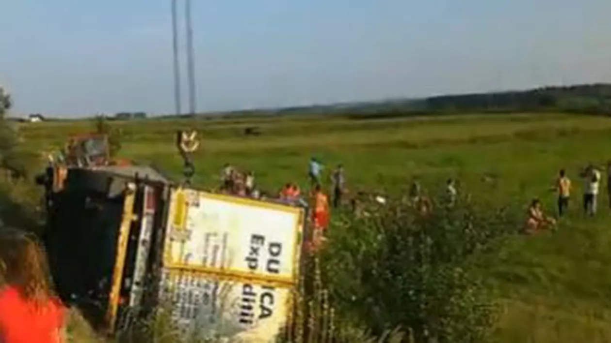 Dolj: Mai multe persoane au furat baxuri cu bere dintr-un tir care s-a răsturnat pe carosabil