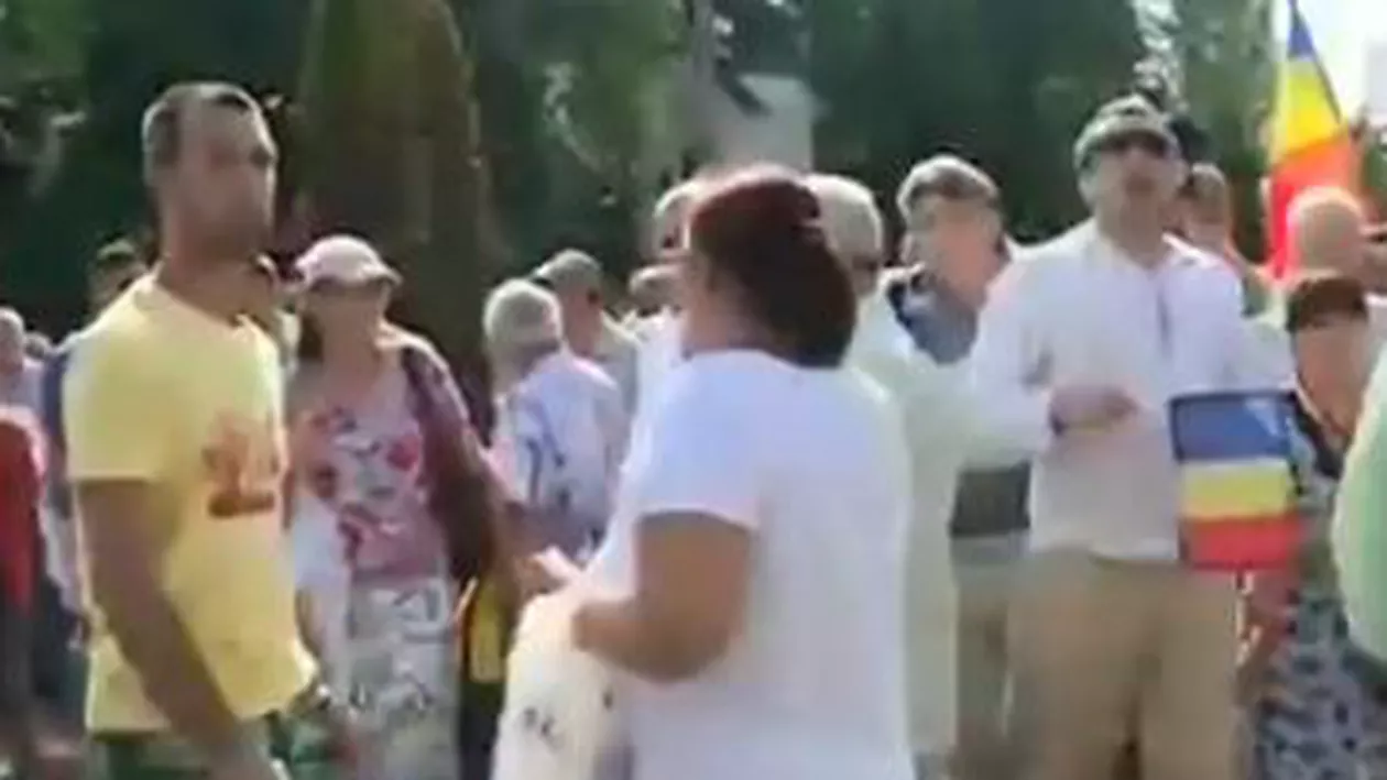 Jurnaliștii B1 TV, atacați și înjurați de manifestanții adunați la protestul Antenei 3 (VIDEO)