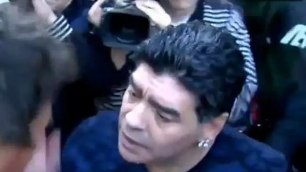 Diego Maradona a pălmuit un jurnalist și l-a numit idiot pentru că i-a făcut ochi dulci mamei fiului său (VIDEO)