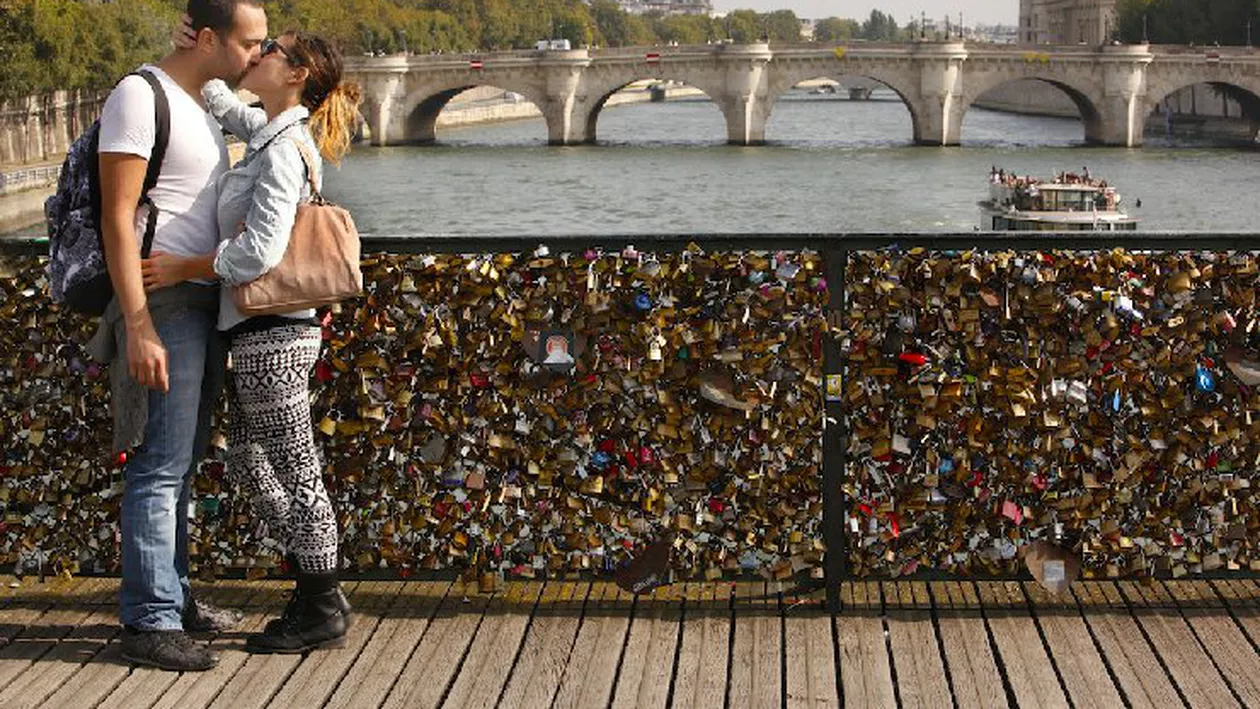 Primăria din Paris cere îndrăgostiţilor să înlocuiască lacătele de pe podurile iubirii cu poze