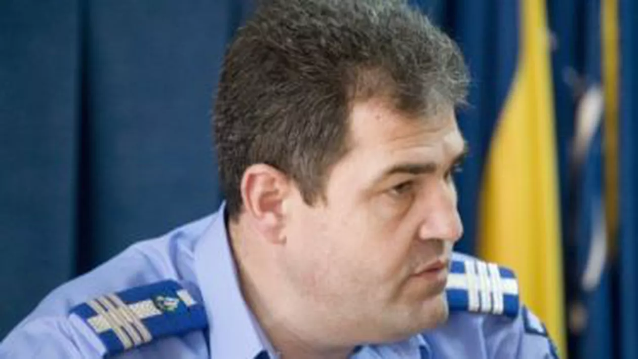 Mircea Olaru, de neclintit de la şefia Jandarmeriei: Vezi cum fugea de reporterii agresaţi în iarnă (VIDEO)