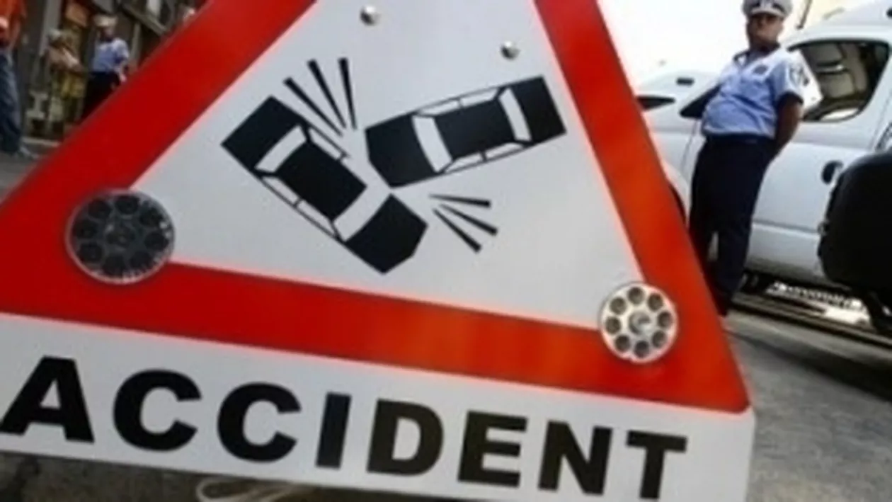 Un bărbat a fost rănit după ce a pierdut controlul volanului și a intrat cu mașina într-un stâlp de iluminat, în zona Podului Colentina