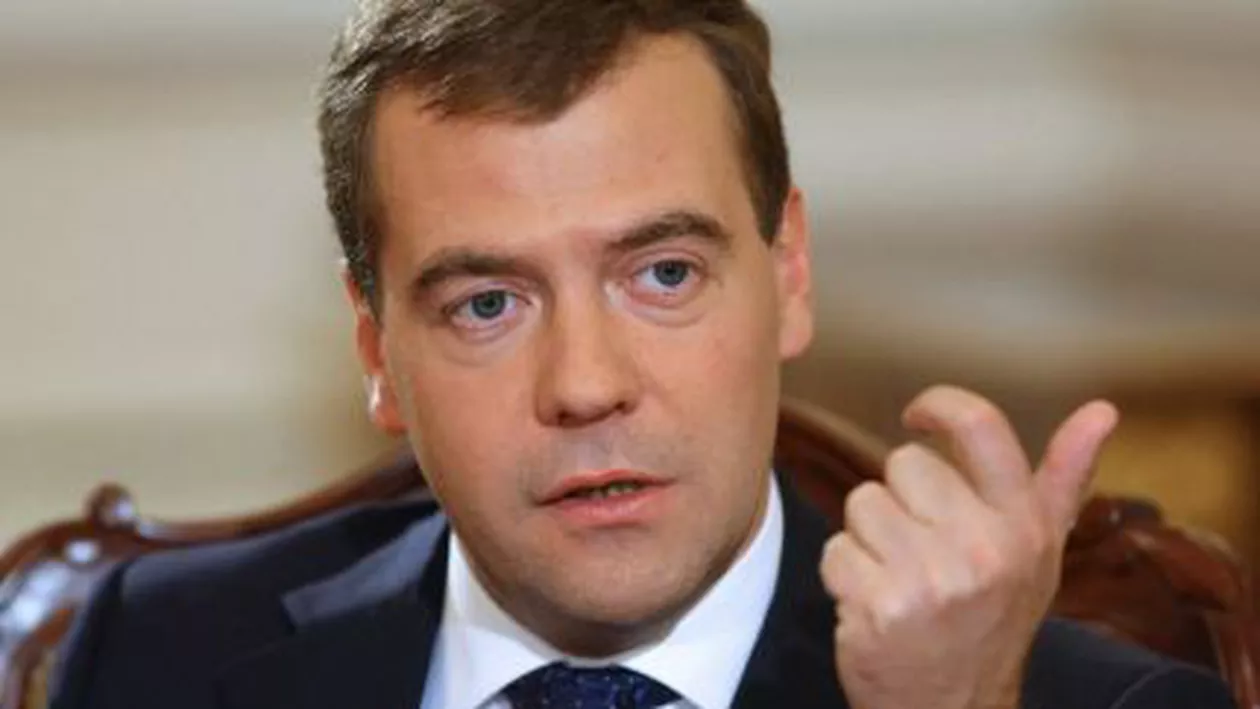 Contul de Twitter al premierului rus a fost spart: Hackerii au anunțat demisia acestuia