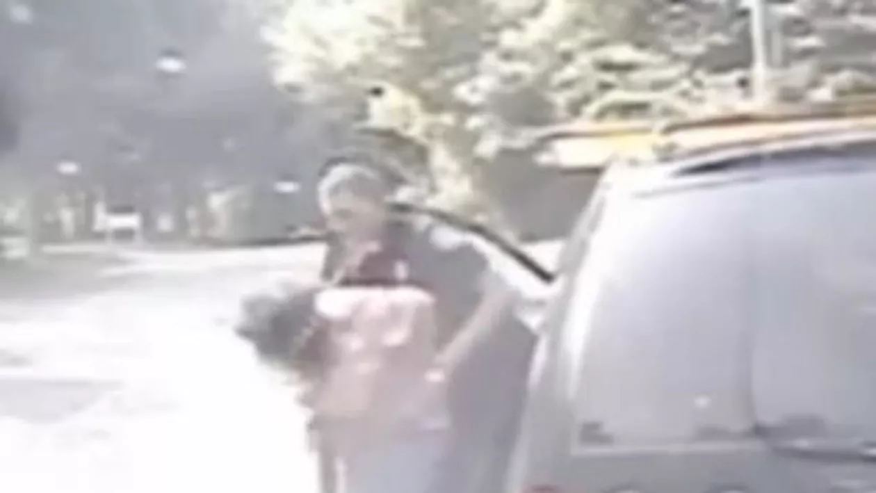 SUA: Un polițist de la circulație i-a salvat viața unei șoferițe care se sufoca cu mâncare (VIDEO)