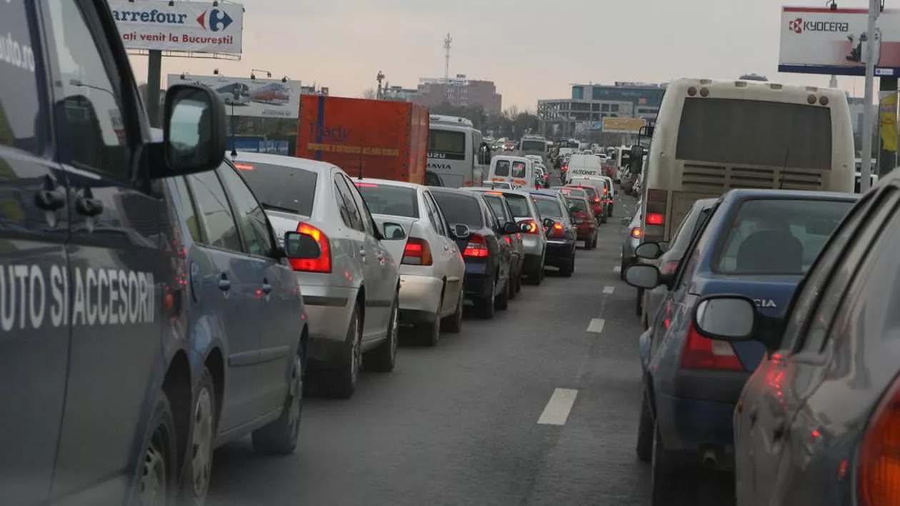 Aglomerație în trafic de minivacanța de Sfânta Maria: La ieșirea din Capitală se circulă bară la bară (VIDEO)