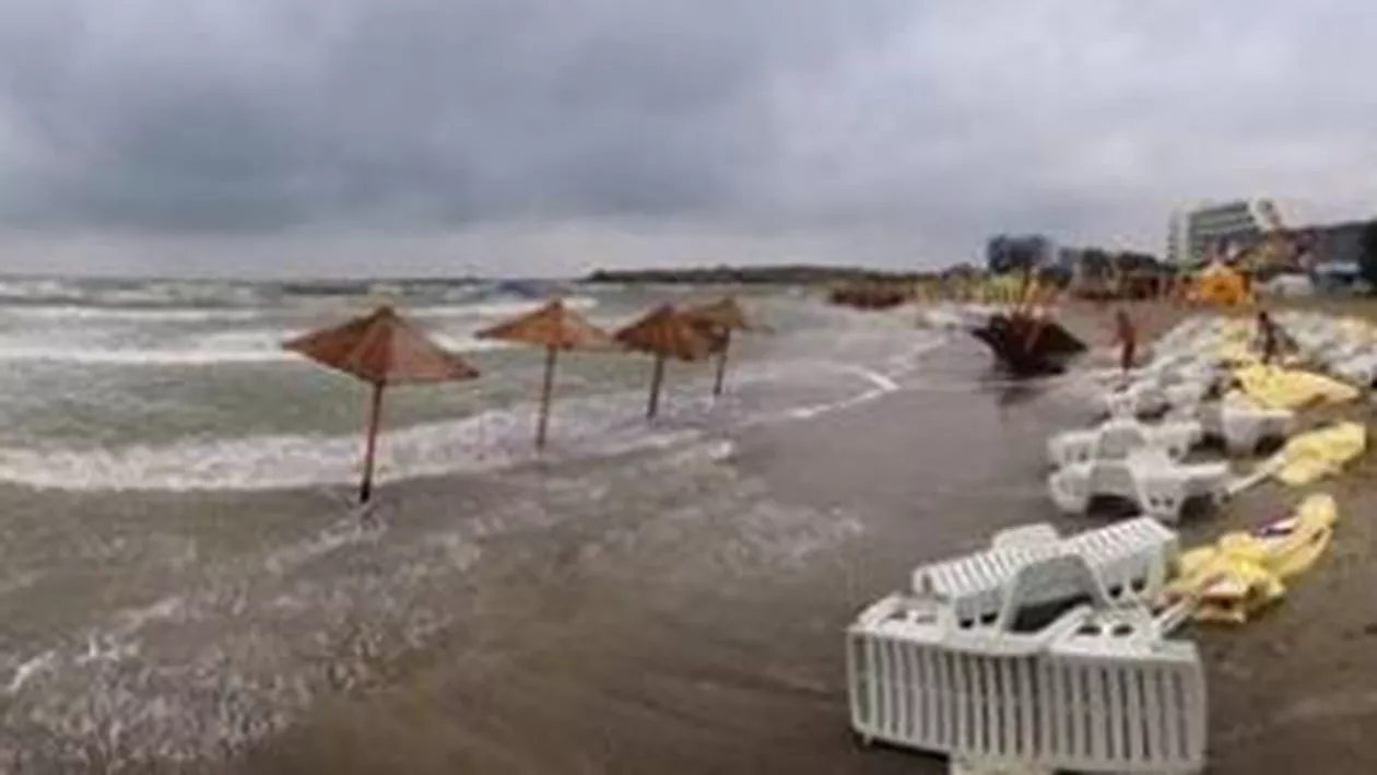 Ploaia torențială le-a stricat planurile turiștilor de pe litoral (VIDEO)