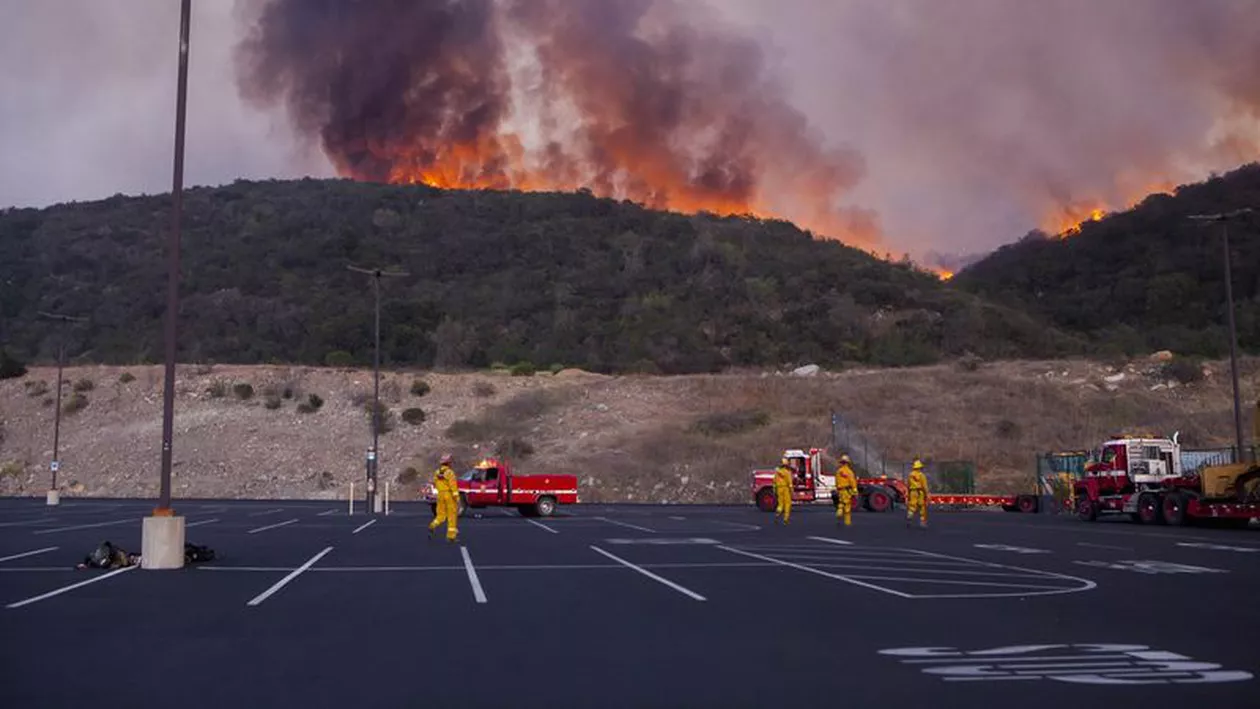 Peste 13.000 de persoane, evacuate în California din cauza incendiilor de vegetaţie