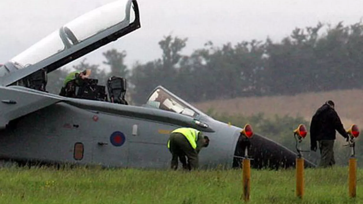 Două avioane de vânătoare s-au ciocnit şi s-au prăbuşit, în Italia: Patru militari sunt dați dispăruți