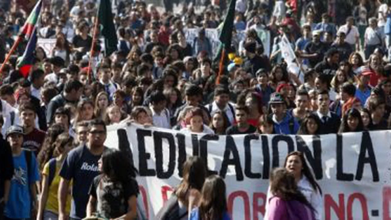 Mii de studenți au protestat în Chile pentru a cere autorităților reforma sistemului de învățământ