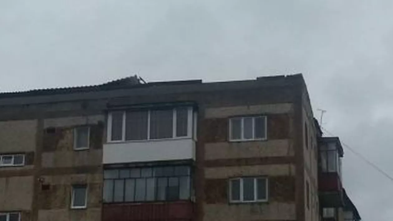 Acoperiș smuls de vânt în Scornicești: Șapte mașini au fost avariate