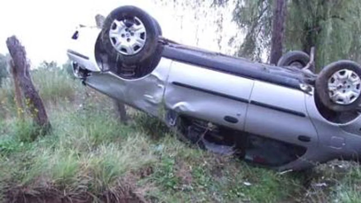 Vaslui: Șase persoane, printre care și doi copii, au fost rănite după ce mașina în care se aflau s-a răsturnat într-un câmp