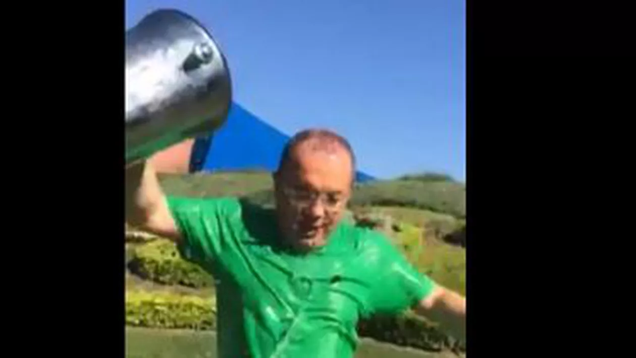 Primarul clujean Emil Boc a acceptat provocarea ALS Ice Bucket (VIDEO)