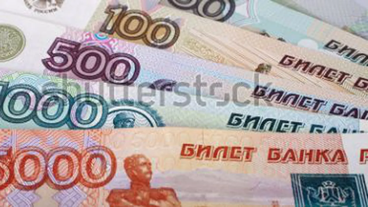 Rubla s-a depreciat la minimul ultimelor șase luni față de dolar, iar acțiunile sunt în scădere la bursa din Moscova