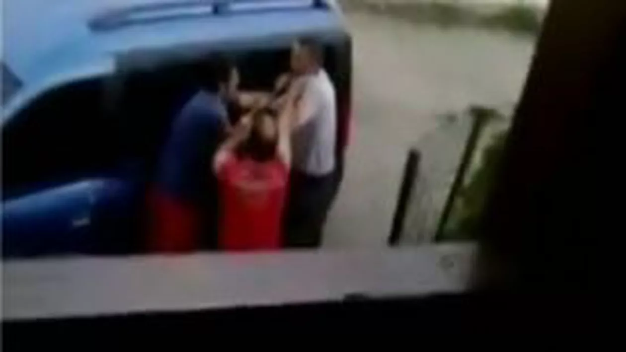 Caransebeș: Bărbat snopit în bătaie în fața soției și a copiilor săi (VIDEO)