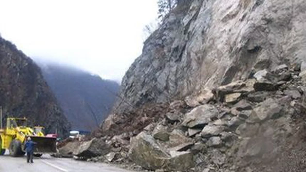 Circulaţia pe DN 10 Buzău-Braşov, închisă din cauza alunecărilor de teren