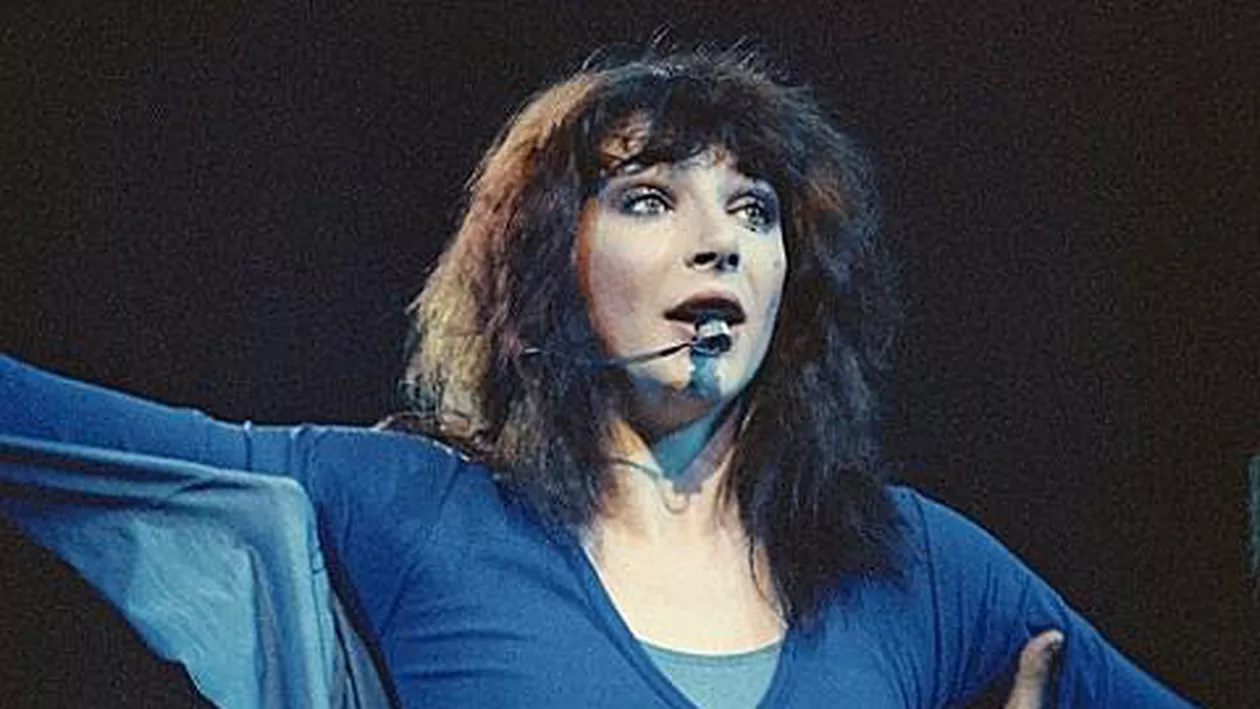 Record mondial: Kate Bush, prima cântăreaţă din istorie prezentă în topul britanic cu 8 albume în acelaşi timp