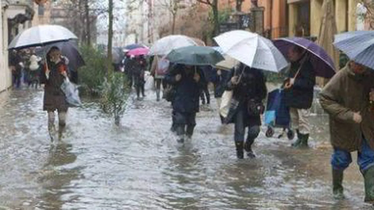 Un ciclon periculos se abate deasupra României: Ploi torențiale vor cădea în majoritatea țării, în special în sudul și sud-vestul țării