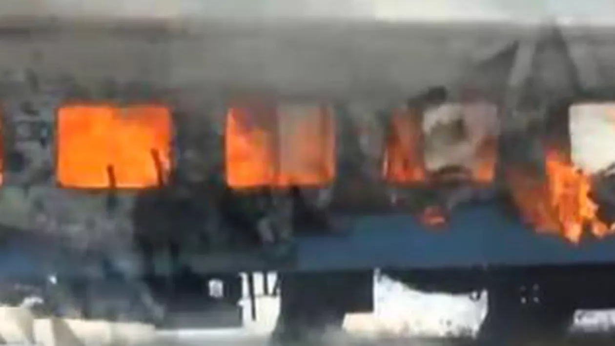 Locomotiva unui tren de pasageri a luat foc: Circulația trenurilor pe ruta Târgu Mureș-București, blocată
