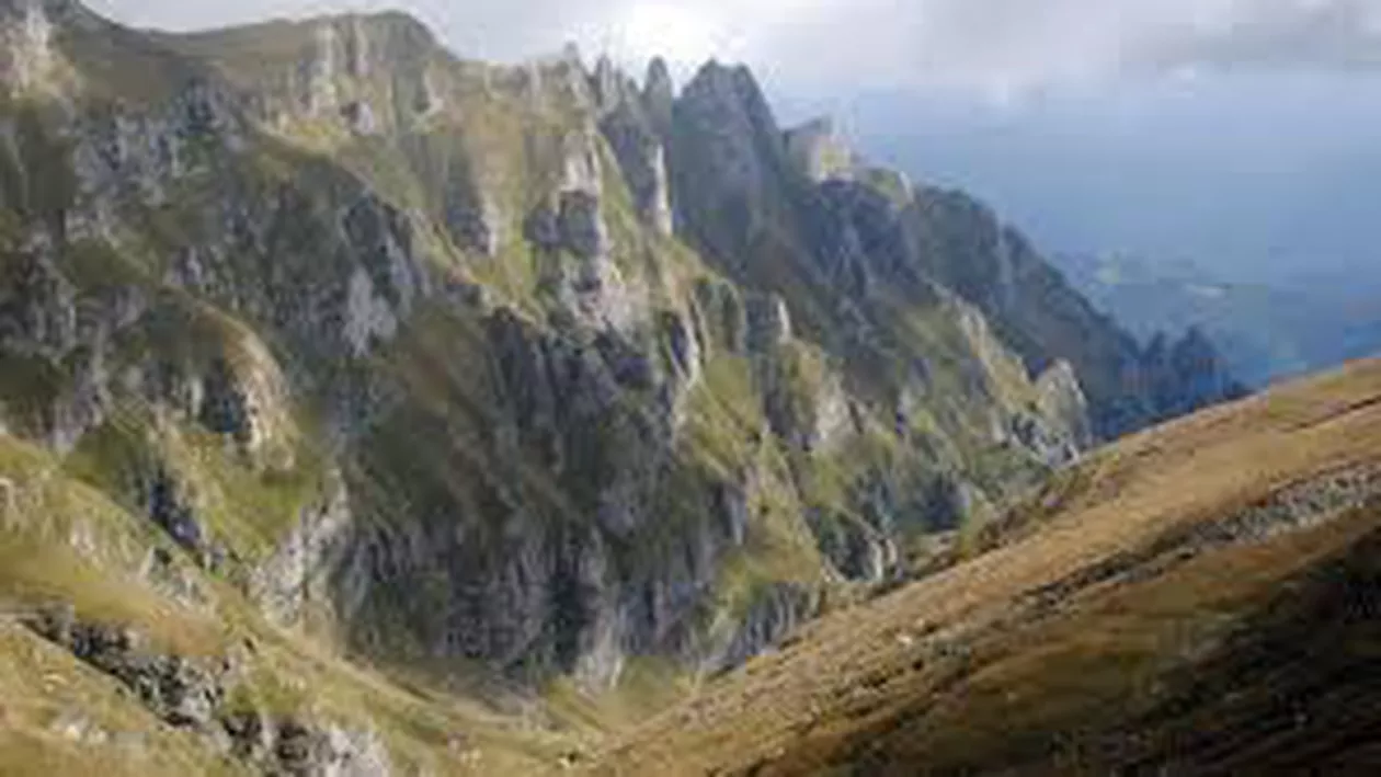 Turistă accidentată în Bucegi după ce a căzut şapte metri într-o râpă