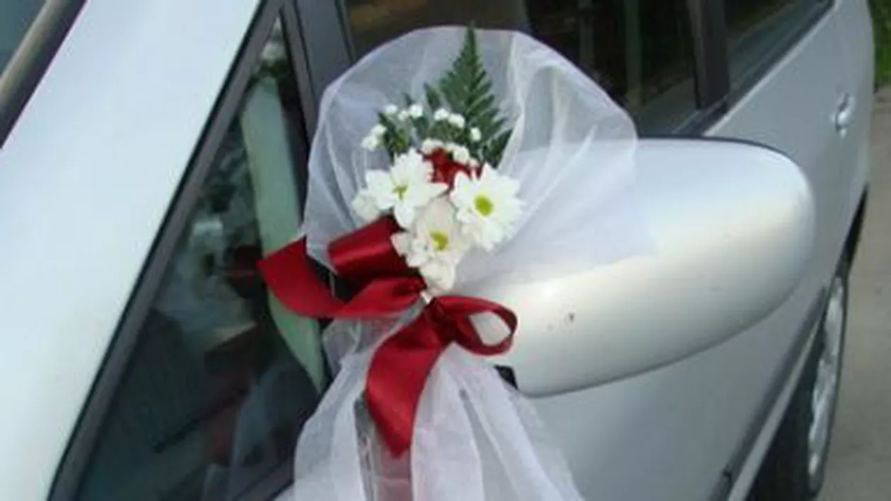 Mașină dintr-un alai de nuntă din Timiș, implicată într-un accident rutier: Cinci persoane, între care un copil, au fost rănite
