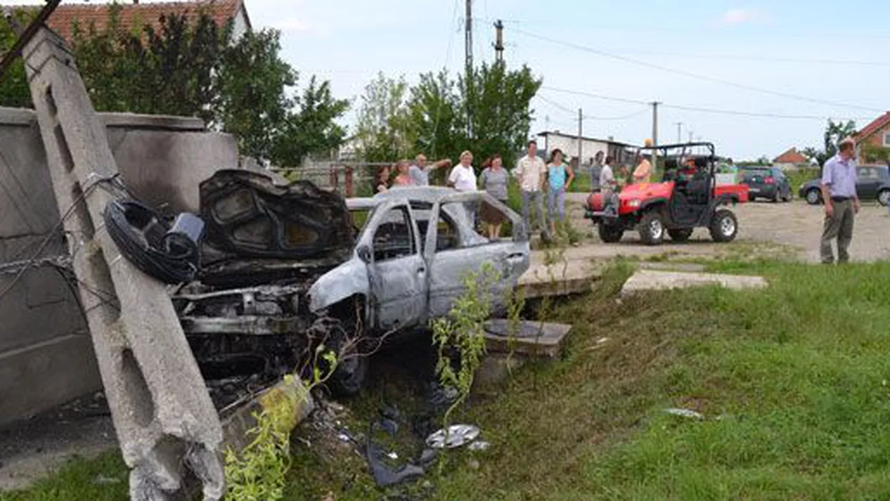 Vaslui: Cinci tineri au fost răniţi după ce au intrat cu mașina într-un camion, iar apoi într-un stâlp