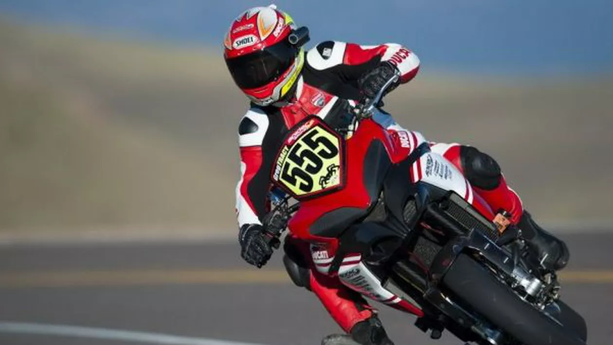 Un motociclist din dispozitivul de securitate de la Turul Spaniei a murit în etapa 16