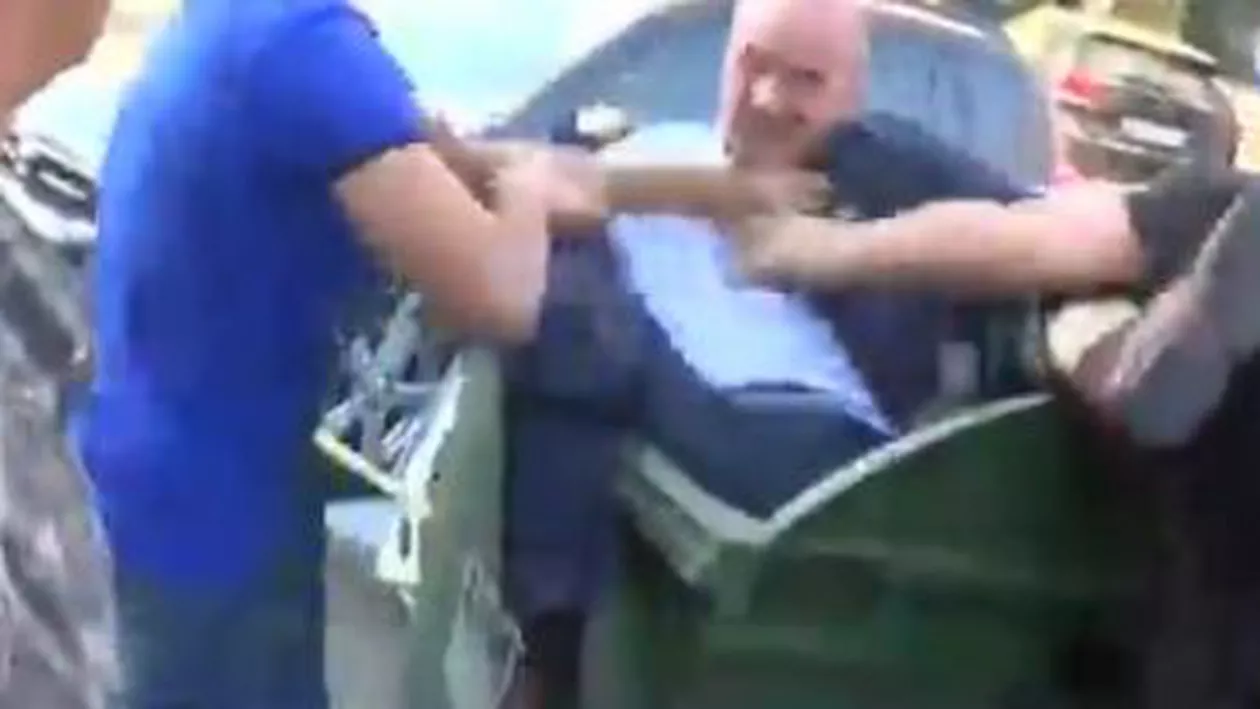 Funcționar corupt din Ucraina, aruncat în tomberon de activiști (VIDEO)
