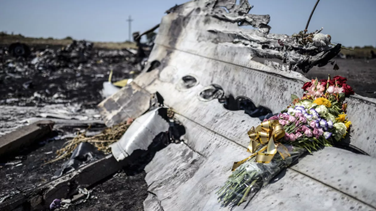 Raport olandez: Avionul malaysian MH17 a fost străpuns de numeroase obiecte cu mare viteză