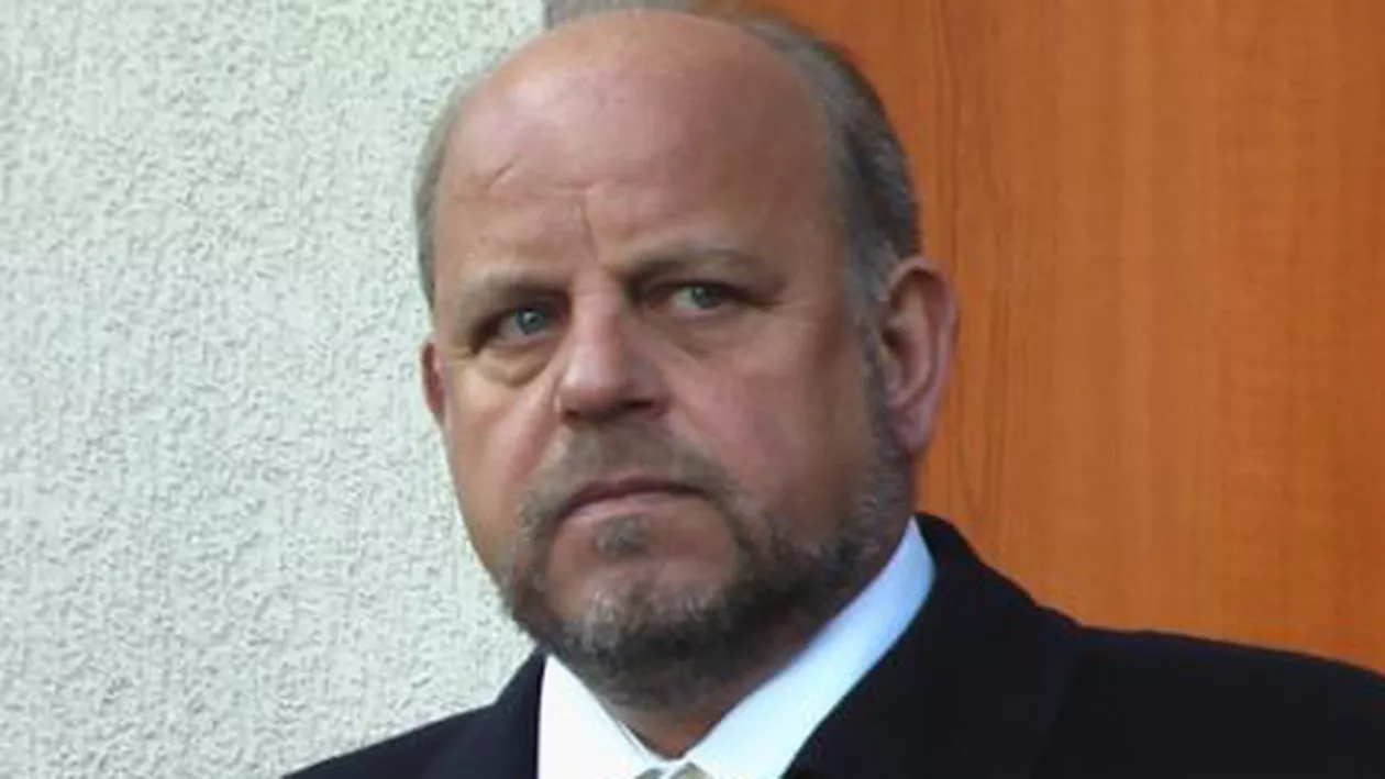 Primarul din Rădăuți, reţinut pentru că a şantajat un consilier să se înscrie în PDL