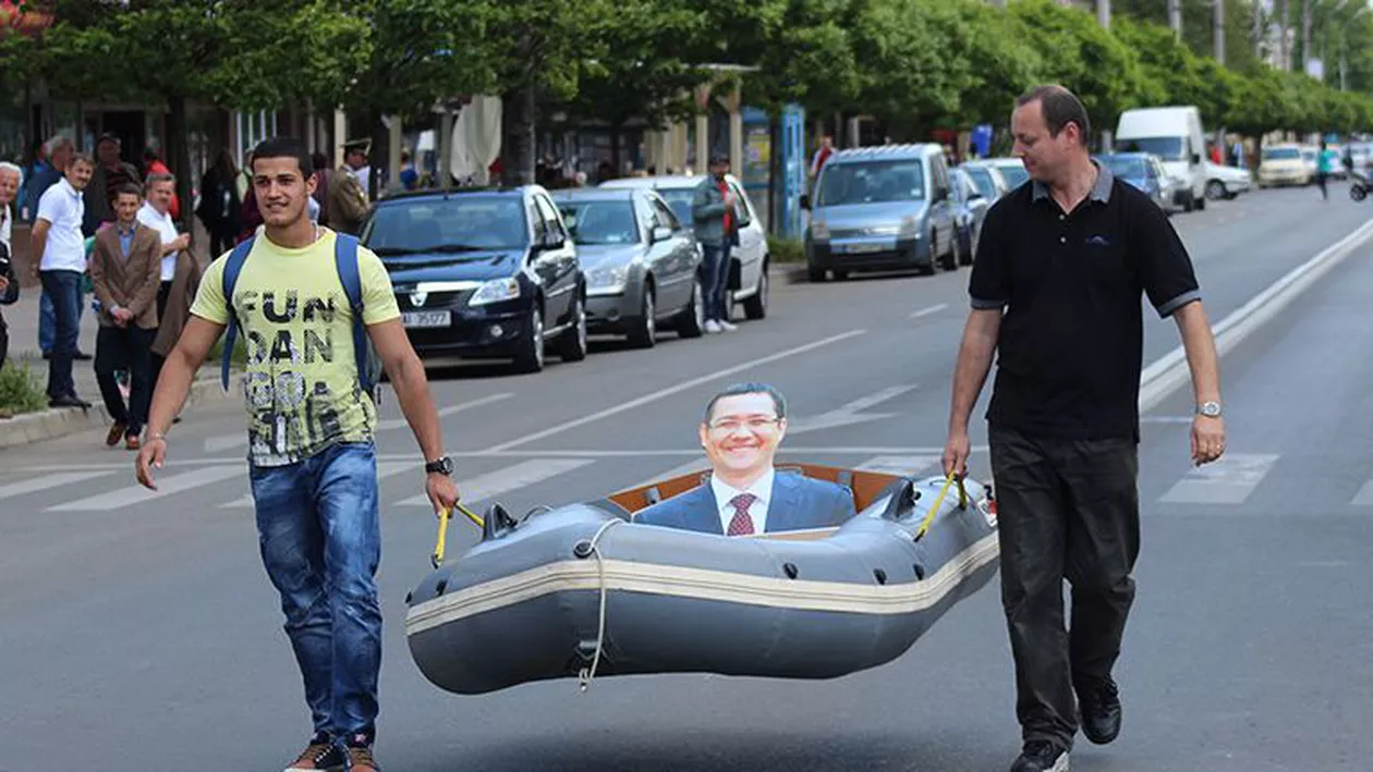 Trei tineri cu o barcă pneumatică protestează la Congresul PSD de la Alba Iulia