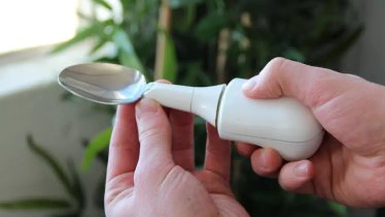 Compania care a creat o lingură specială pentru pacienții cu Parkinson, cumpărată de Google