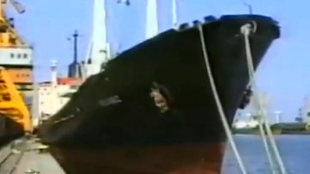 Un pescador cu peste 100 persoane la bord, adus la mal de Garda de Coastă (VIDEO)
