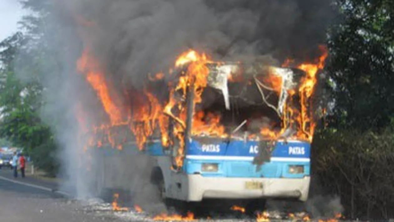 Cluj: Un autocar cu 11 persoane a luat foc între localităţile Vâlcele şi Mărtineşti, fără să existe victime