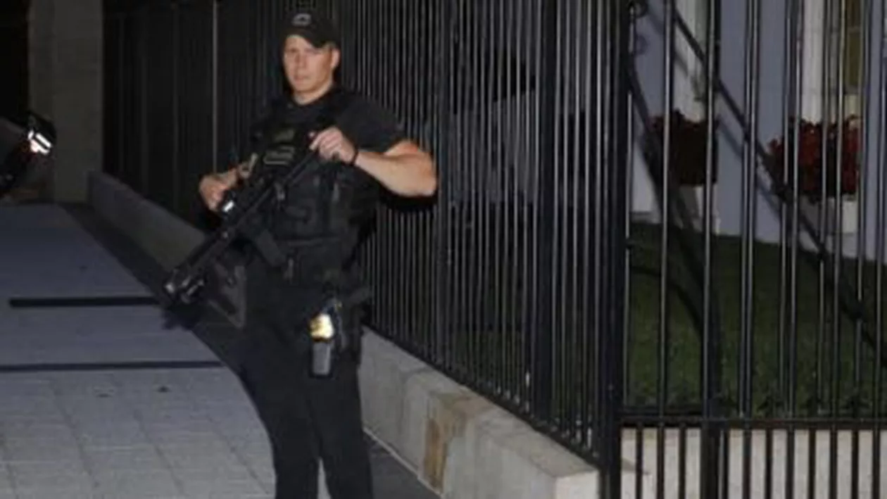 Casa Alba a fost evacuată parțial, după ce o persoană a sărit gardul care o înconjoară