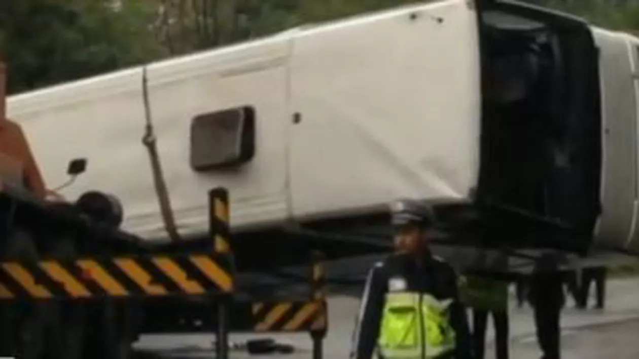 Un român a murit, iar alți 14 au fost răniți după ce un autocar s-a răsturnat, în Bulgaria. Primele imagini de la locul accidentului