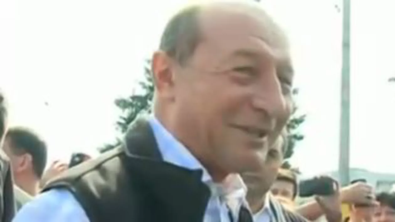 Traian Băsescu a semnat pentru candidatura Elenei Udrea la Președinție (VIDEO)