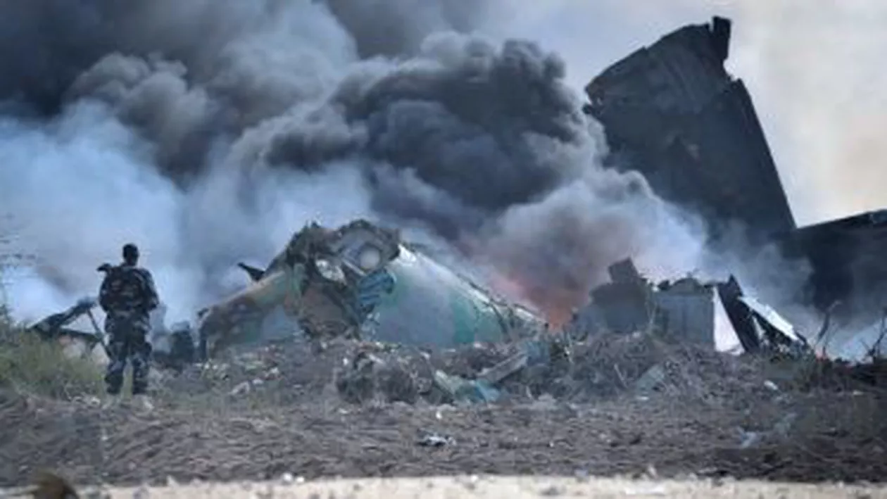 Un avion militar s-a prăbușit în Egipt: Cel puțin șase persoane au murit