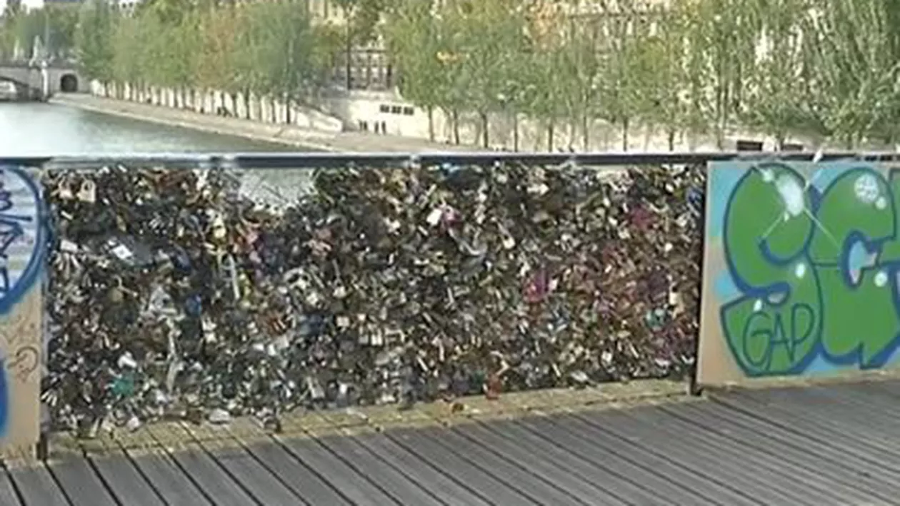 Grilajele de fier de pe podurile pariziene, înlocuite cu panouri transparente pentru a pune capăt „lacătelor iubirii”