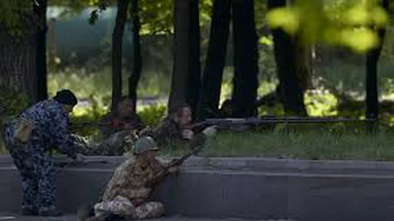 Incendiu la aeroportul din Doneţk, în urma tirurilor cu armament greu