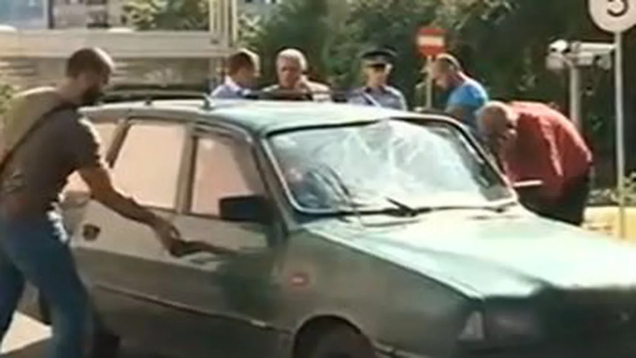 Adrian Sobaru a rupt cu maşina una dintre barierele de la intrarea în curtea Guvernului: Bărbatul ar fi vrut să-și dea foc