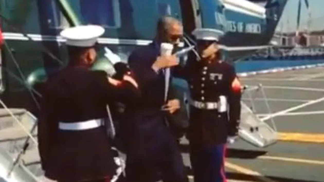 Barack Obama, criticat după ce a salutat un militar cu o cafea în mână (VIDEO)
