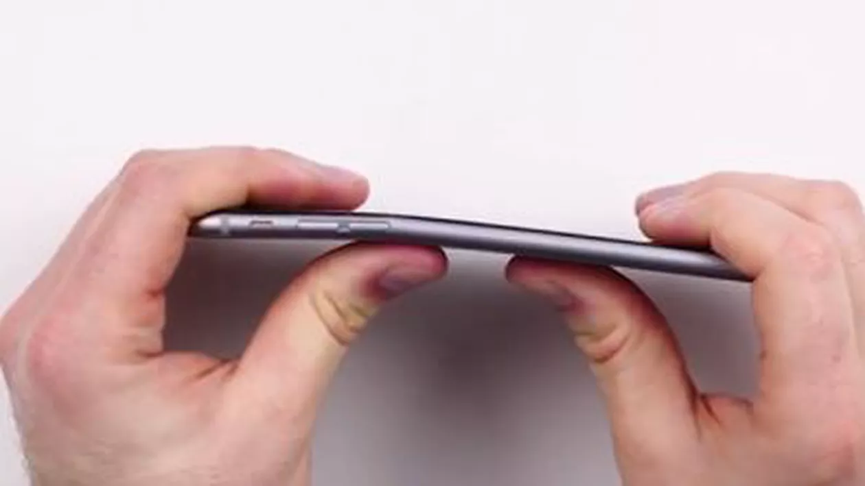 Mai mulți utilizatori Apple se plâng de faptul că noile modele iPhone sunt fragile și se îndoaie foarte ușor (VIDEO)