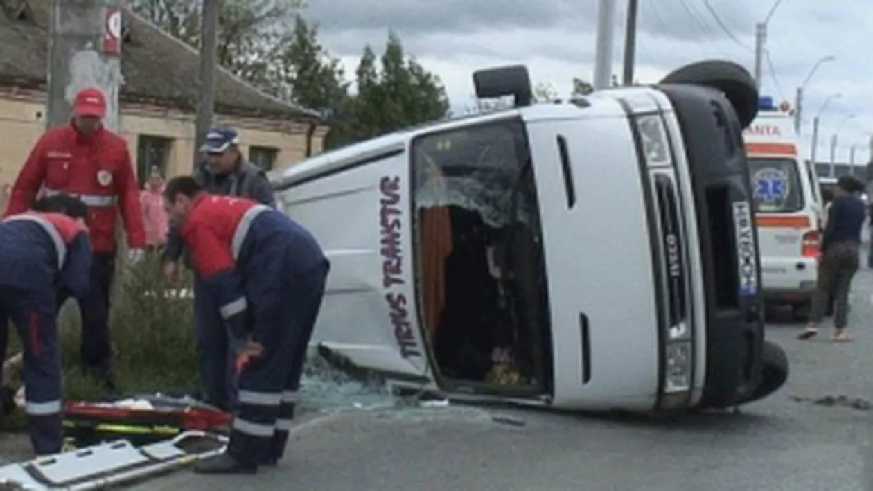 Un microbuz s-a răsturnat pe șoseaua de centură a Ploieștiului după ce șoferul acestuia a adormit la volan