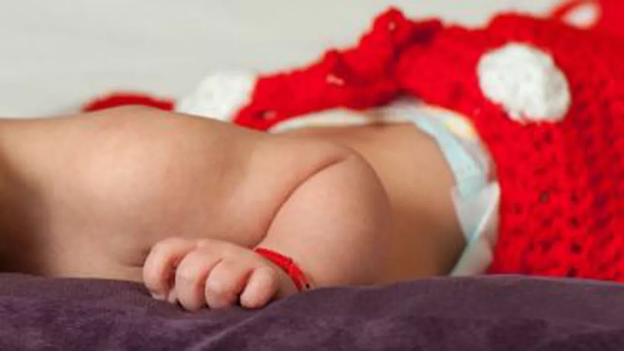 Anya Alexe, o fetiță de doar un an, are urgentă nevoie de ajutor. Care sunt conturile bancare unde se pot dona bani pentru îngrijirea ei