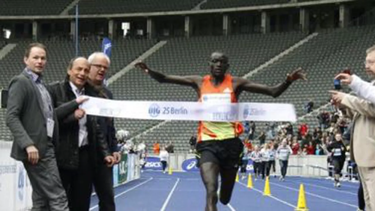 Sportivul Dennis Kimetto din Kenya a stabilit un record mondial la maraton, depășind performanța de anul trecut a compatriotului său Wilson Kipsang