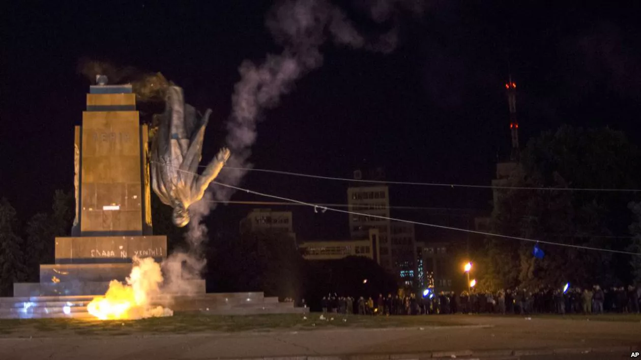 Ucraina: Naționaliștii au demolat o statuie a liderului revoluţionar bolşevic Vladimir Lenin