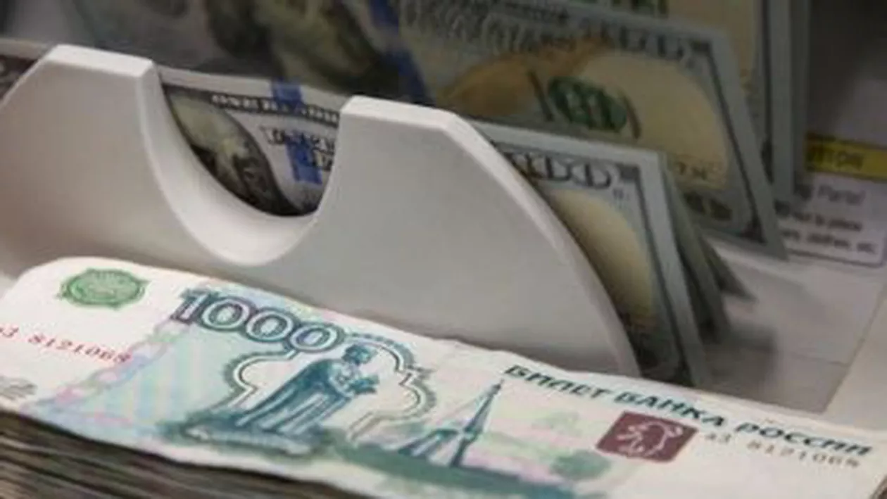 Rubla s-a depreciat la un minim record, aproape de nivelul la care banca centrală a Rusiei a anunțat că va interveni