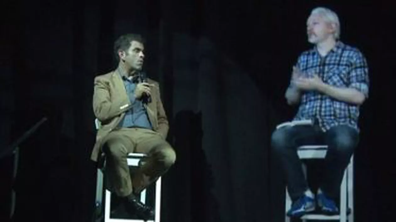 Julian Assange a folosit o hologramă pentru a da un interviu în Massachusetts