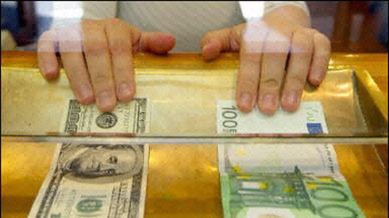 Euro a scăzut la cel mai redus nivel din ultimii doi ani față de dolar